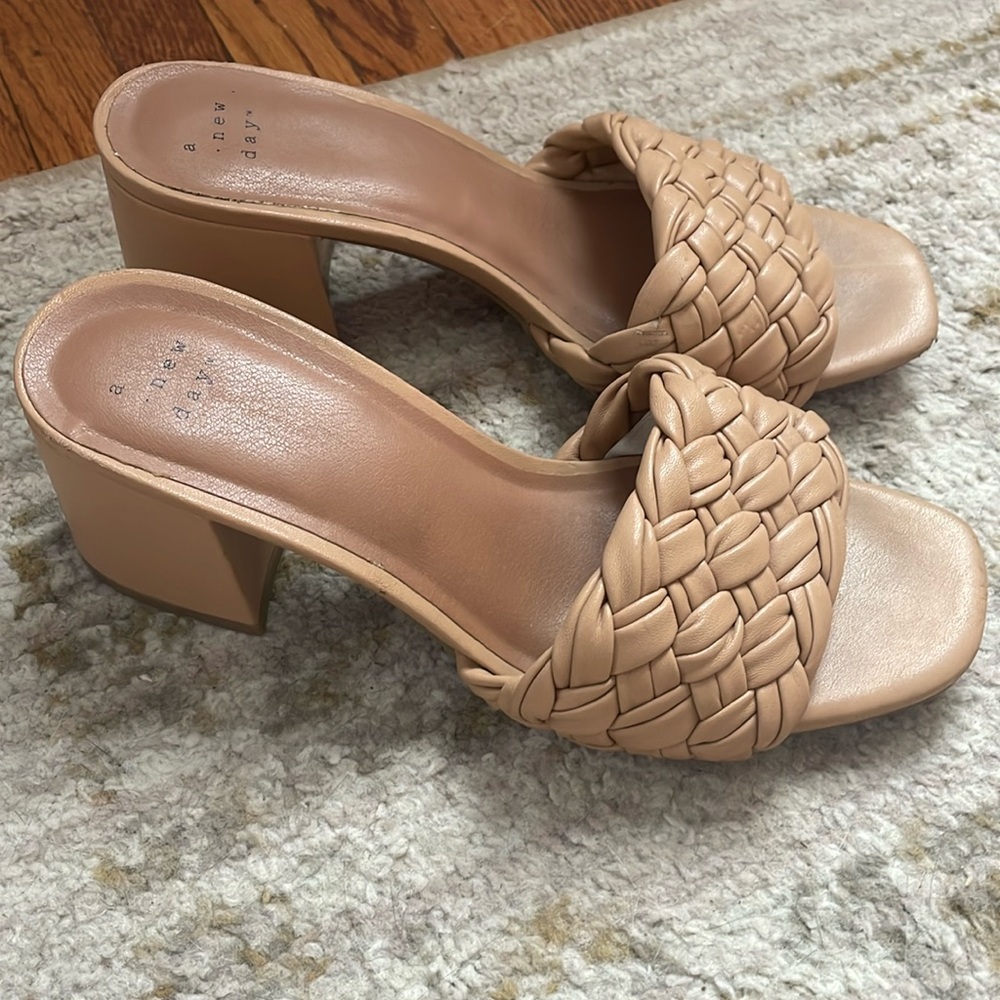 UC A New Day Tan Heel Sandals Women’s Size 7 Low Chunky Heel Neutral Color